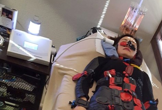 A user of The Tesla Room lying on a table and using NanoVi